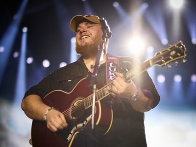 Reigning CMA Entertainer of the Year <a href="https://everout.com/seattle/events/luke-combs-live-from-the-gorge/e181609/"><span style="font-weight: 400;">Luke Combs</span></a> is on his Growin' Up and Gettin' Old Tour.
